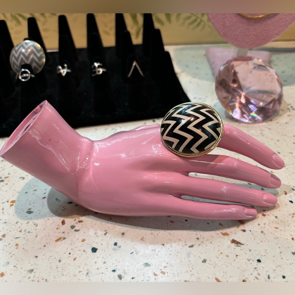 Round Circle Chevron Pattern Statement‎ Ring - Picture 2 of 7